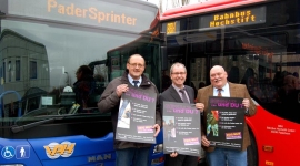 Wilhelm Rüther (bbh), Landrat Manfred Müller und Peter Bronnenberg (PaderSprinter)  präsentieren die Zivilcourage-Plakate.